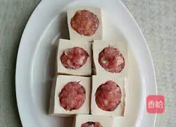 Illustration of how to make Hakka fried stuffed tofu 3