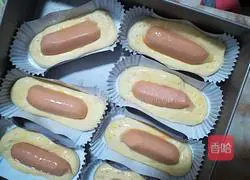 Illustration of how to make sausage and meat floss bread 6