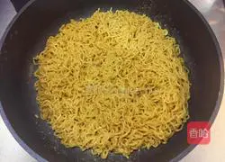 Illustration of how to make instant noodles pizza 7