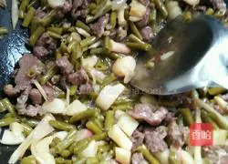 Illustration of how to stir-fry beef with sour beans, sour ginger and stir-fried beef 8