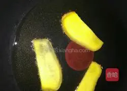 Illustration of how to make homemade wine-braised chicken with lychees, carrots and wine 6