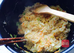 Illustration of how to make vegetarian fried rice noodles 4