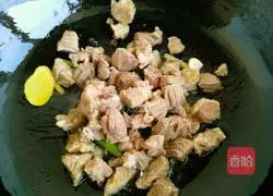 Tomato Beef Vermicelli Soup Recipe Illustration 5