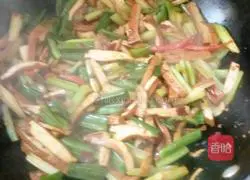 Illustration of how to make celery and dried tofu 14