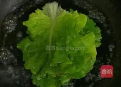 Illustration of how to make minced meat wrapped in lettuce 1