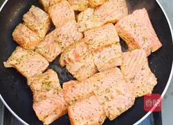 Illustration of how to fry salmon 7