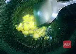 Illustration of how to make fried vermicelli with kimchi 4