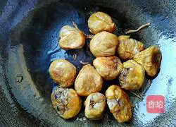 Illustration of how to stuff pork with braised oil and gluten 5