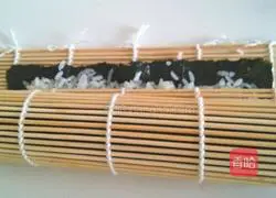 Illustration of how to make tuna, spicy cabbage and kimbap 9