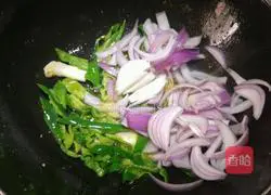 Illustration of how to make onion, green pepper and tenderloin mixed with slivers 10