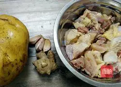 Illustration of how to make braised chicken with potatoes 1