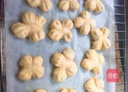 Illustration of how to make flower bread 13
