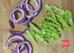 Beef and Onion Pizza Recipe Illustration 10