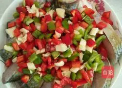 Illustration of how to steam Wuchang fish with garlic and pepper 4