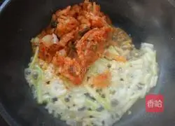 Illustration of how to make kimchi and egg fried rice 3