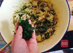 Illustration of how to make shrimp skin radish balls 6