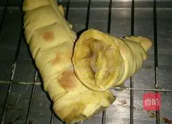 Illustration of how to make coconut-flavored banana golden worm bread 8