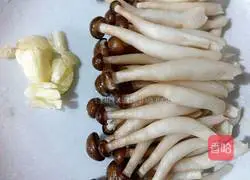 Illustration of how to make fried crab-flavored mushrooms with broccoli 2