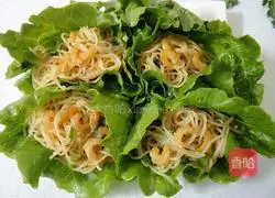 Illustration of how to make shrimp vermicelli wrapped in lettuce 19