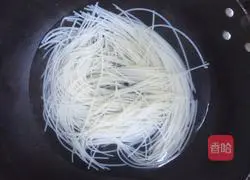 Illustration of how to make fried rice noodles with pickled mustard and shredded pork 3