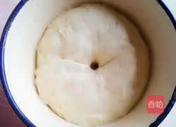 Illustration of how to make braided bean paste toast 1