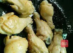 Illustration of braised chicken legs with tea tree mushrooms 6