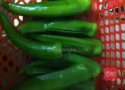 Illustration of how to make stuffed green peppers 1