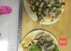 Illustration of how to make shrimp and vegetable pizza 5