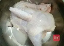 Illustration of how to cook chicken in a rice cooker 1