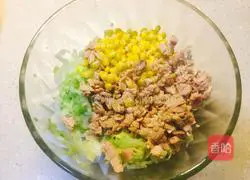 Illustration of how to make tuna cole salad 8