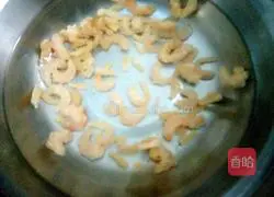 Illustration of how to make shrimp vermicelli wrapped in lettuce 3