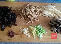 Mushrooms and shredded chicken Illustration of how to make braised noodles 1
