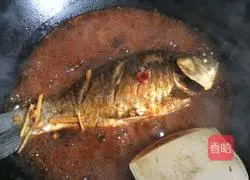 Illustration of how to make sweet and sour crucian carp 11