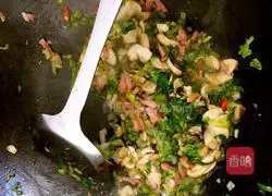 Illustration of how to make mushroom and bacon egg pancakes 6