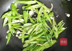 Illustration of how to make stir-fried beef with green pepper 5