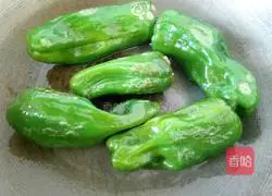 Fried and stuffed Illustration of how to make green pepper 10