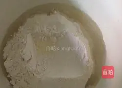 Ham, chicken and mushroom pizza Illustration of how to do it 1