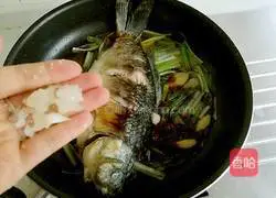 Illustration of how to cook crucian carp with green onions 13