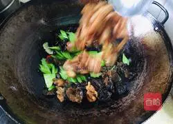 Illustration of how to make fried fungus, celery and fried pork 10