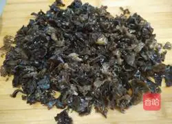 Illustration of how to make braised noodles with eggs, tomatoes, fungus and braised noodles 1