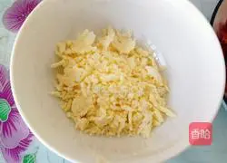 Illustration of how to make homemade pizza with electric baking pan 6