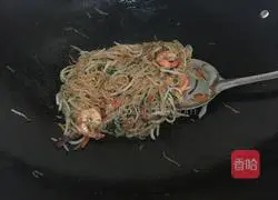 Illustration of how to make fried rice noodles with three shredded shrimps 5
