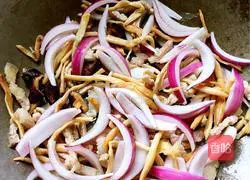 Illustration of how to make fried rice noodles with mushrooms and eggs 7