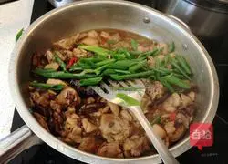 Illustration of braised chicken with mushrooms and oyster sauce 13