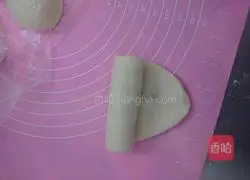 Illustration of how to make meat floss rolls 10