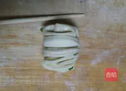 Illustration of how to make chive rolls 24