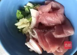 Illustration of how to make braised pork slices with black beans and wild rice heads 2