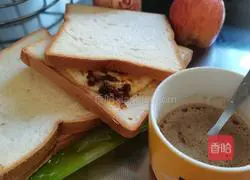 Illustration of how to make toasted beef sauce and egg bread 12