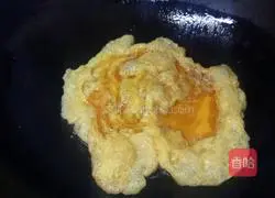 Illustration of how to make braised noodles with Western red eggs and eggs 7