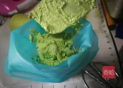 Illustration of how to make matcha mango cake roll 16